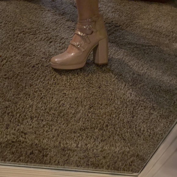 GB high heeled NEW, taupe, sz 8.5 patent shoes with 4 straps and zipper in back - Picture 9 of 14